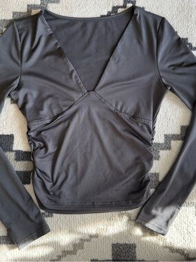 Ruched V-Neck Long-Sleeve Tee in Charcoal Gray